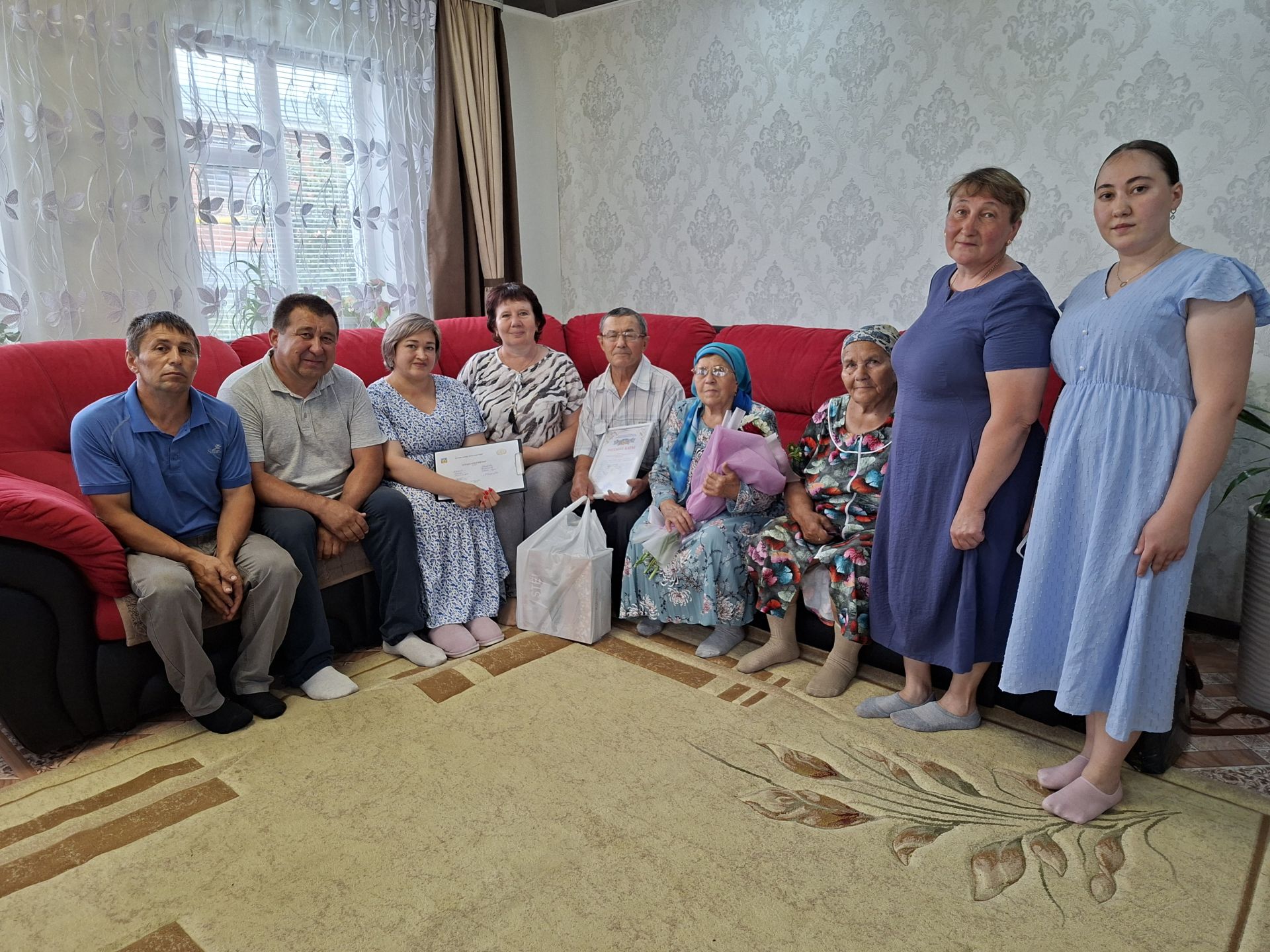 Антонина һәм Илдар Хәсәновлар якыннары янәшәсендә.